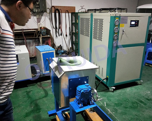 Prezzo buono Fornace a induzione con crogiolo in grafite, sistema di raffreddamento ad acqua, alimentazione trifase AC 380V 50Hz, progettata per la fusione dei metalli in linea
