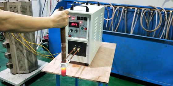 Prezzo buono Macchina veloce di brasatura di induzione 60KW per il distributore commerciale di calore e lo scambiatore di calore di Alumininum in linea